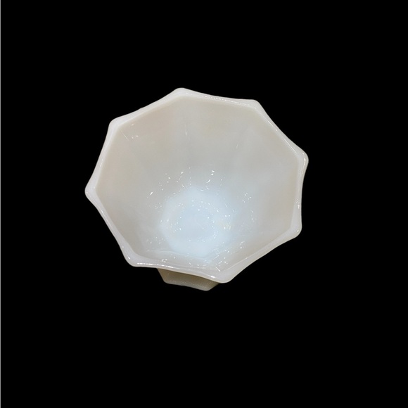 Vintage Fire King Anchor Hocking Milk Glass 'Grapes',  8-panel pedestal dish - Picture 5 of 7